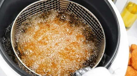 A Química da Fritura Perfeita: Por que o Óleo “Envelhece” e Como Testar Seu Ponto de Fumaça