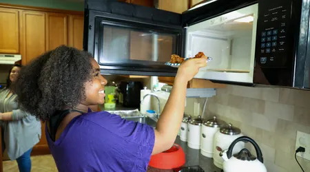 Por Que o Micro-ondas Aquece a Comida? A Química do Aquecimento Rápido