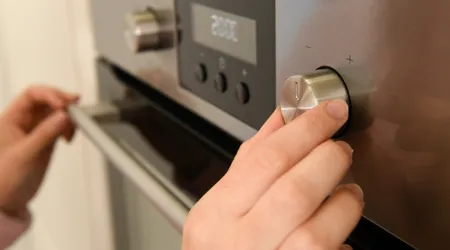 Por Que o Micro-ondas Aquece a Comida? A Química do Aquecimento Rápido
