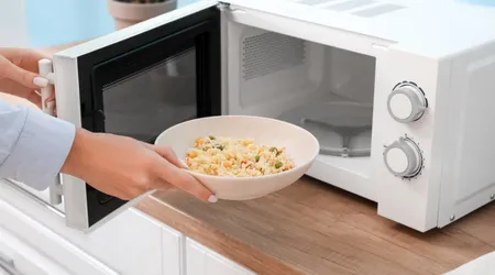 Por Que o Micro-ondas Aquece a Comida? A Química do Aquecimento Rápido